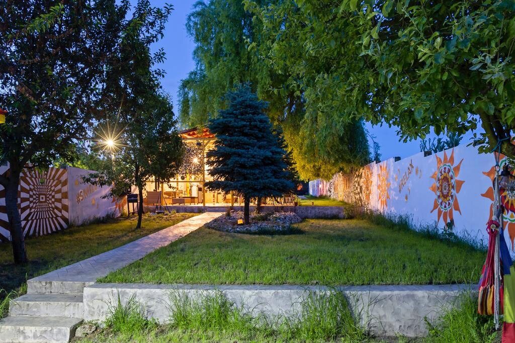 Grădina Magic Garden la amurg, cu pavilionul luminat